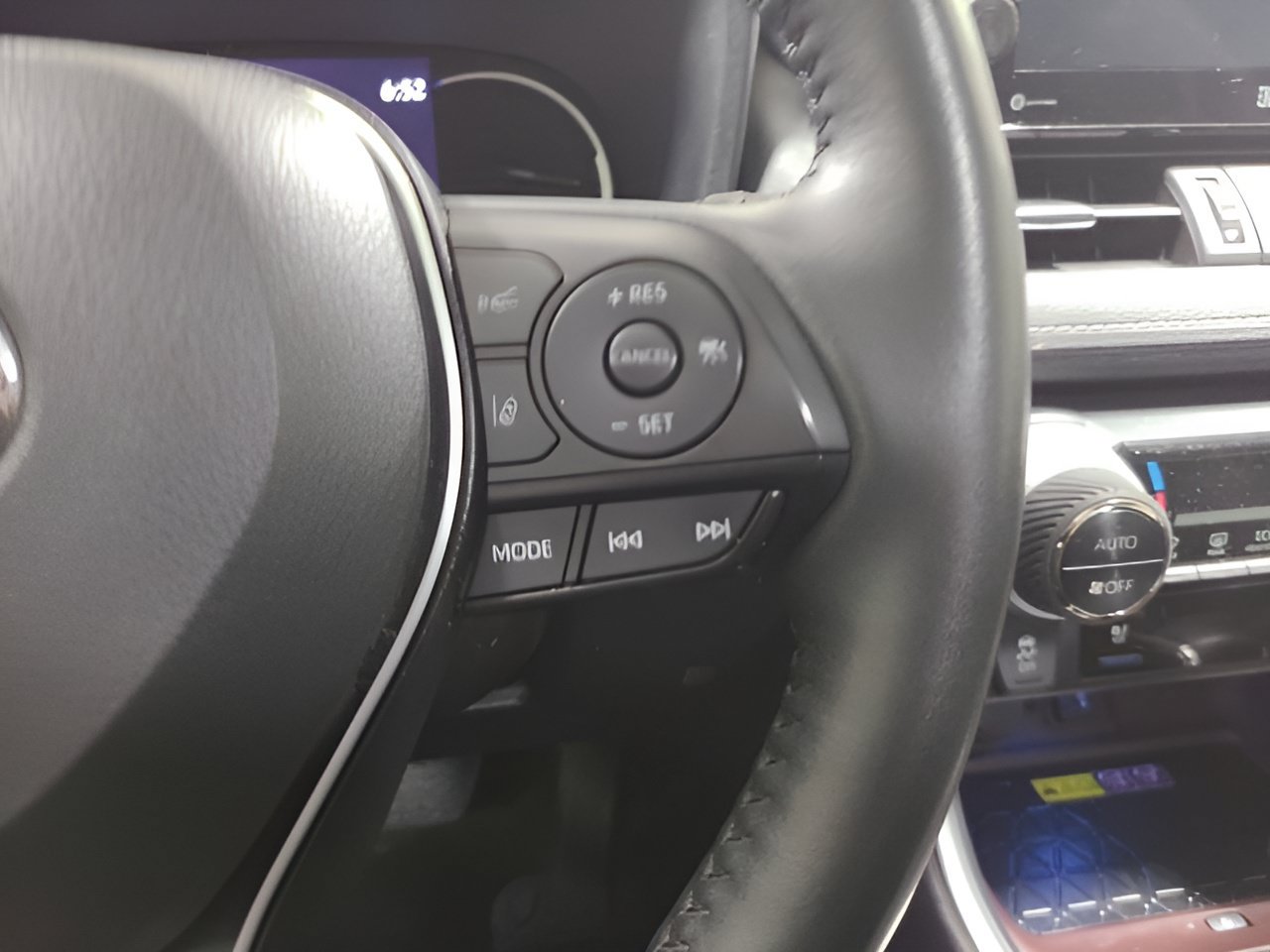 Used 2022 Toyota RAV4 Limited AWD/4WD image 27