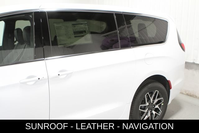 New 2027 Chrysler Pacifica Limited AWD/4WD image 10