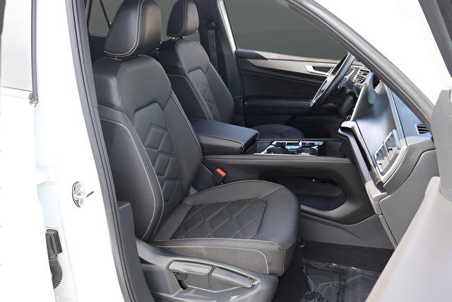 Certified 2025 Volkswagen Atlas Cross Sport SE image 18