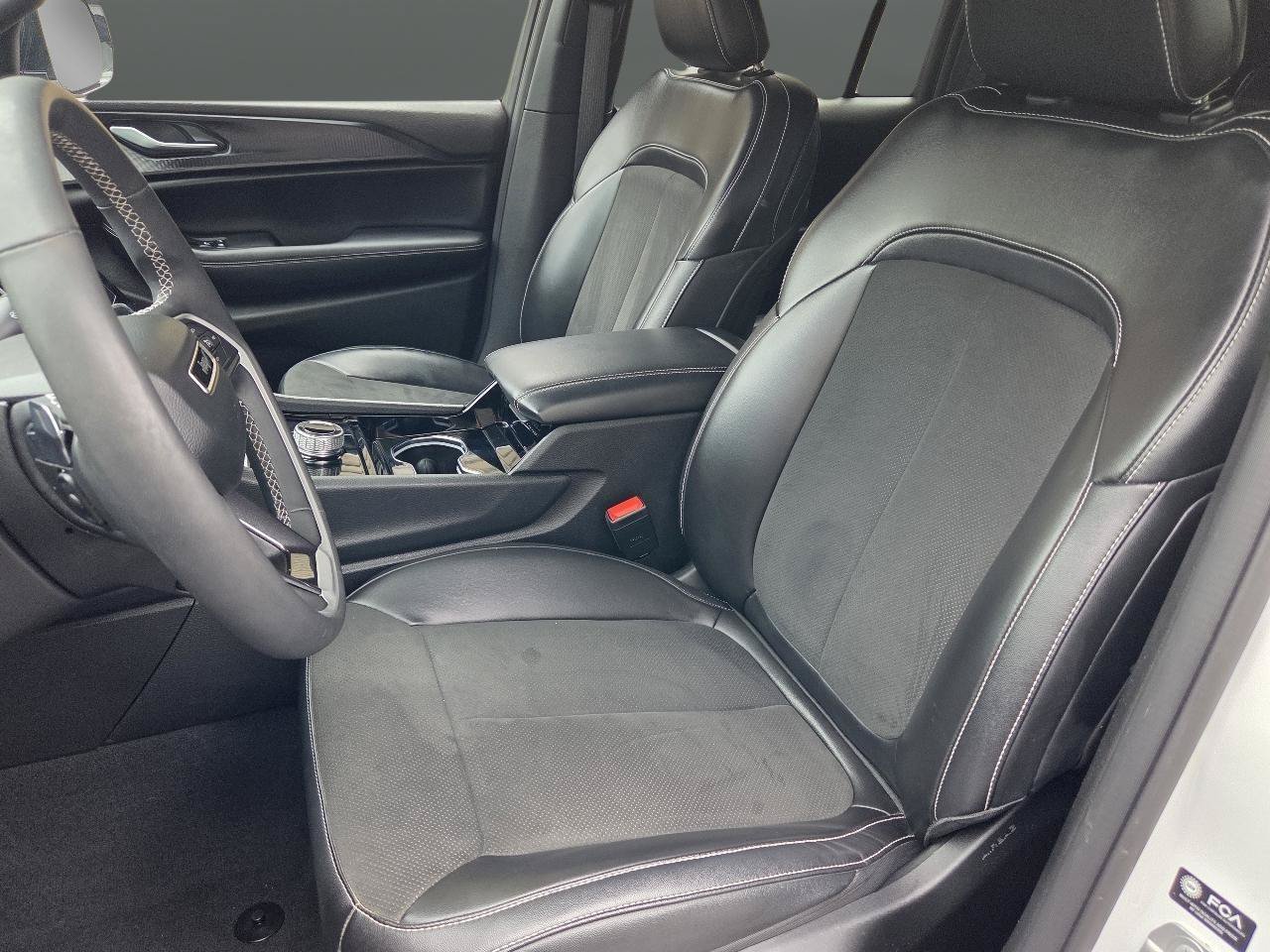 Used 2023 Jeep Grand Cherokee Altitude AWD/4WD image 9