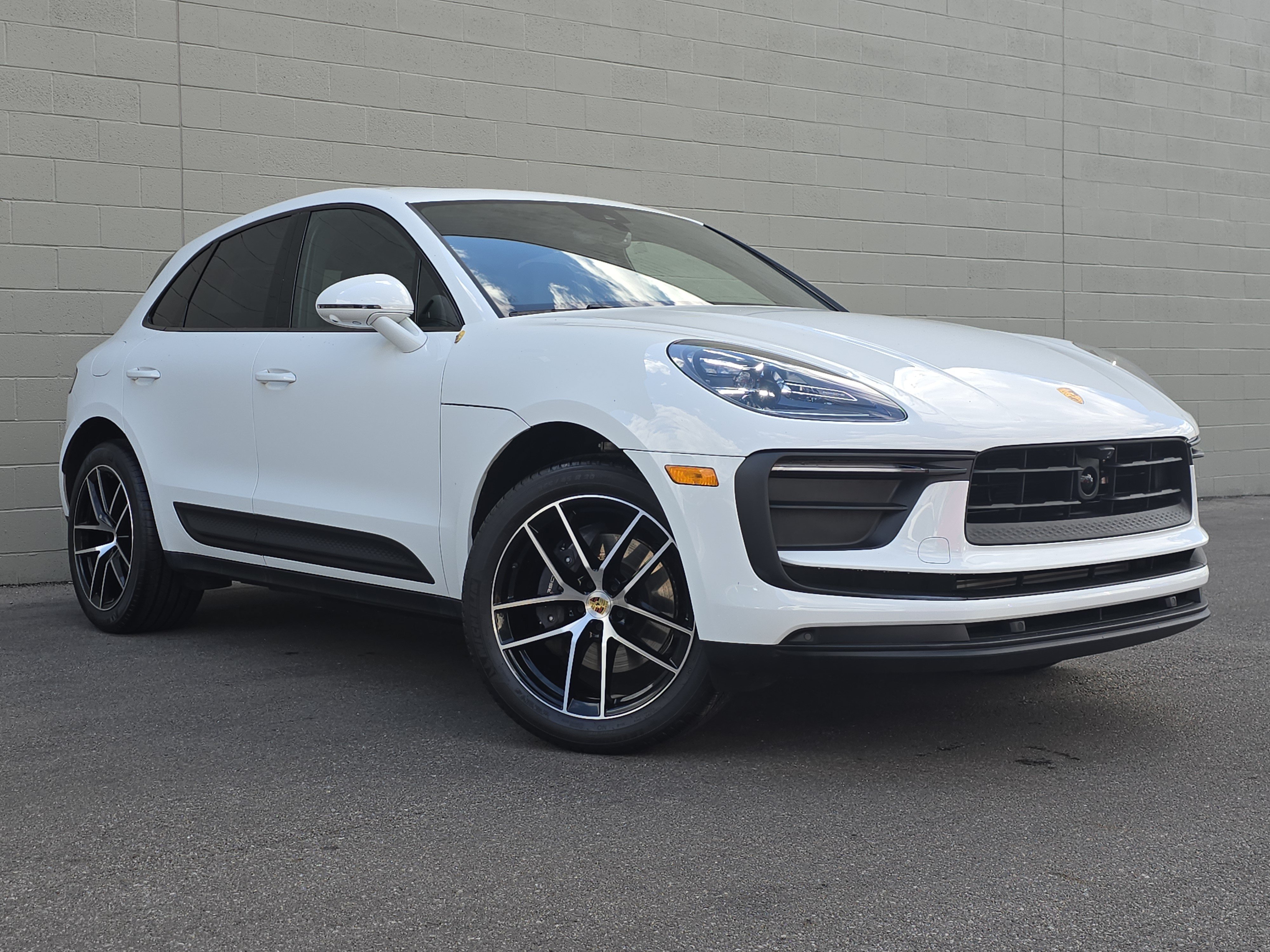 Certified 2025 Porsche Macan AWD/4WD image 7