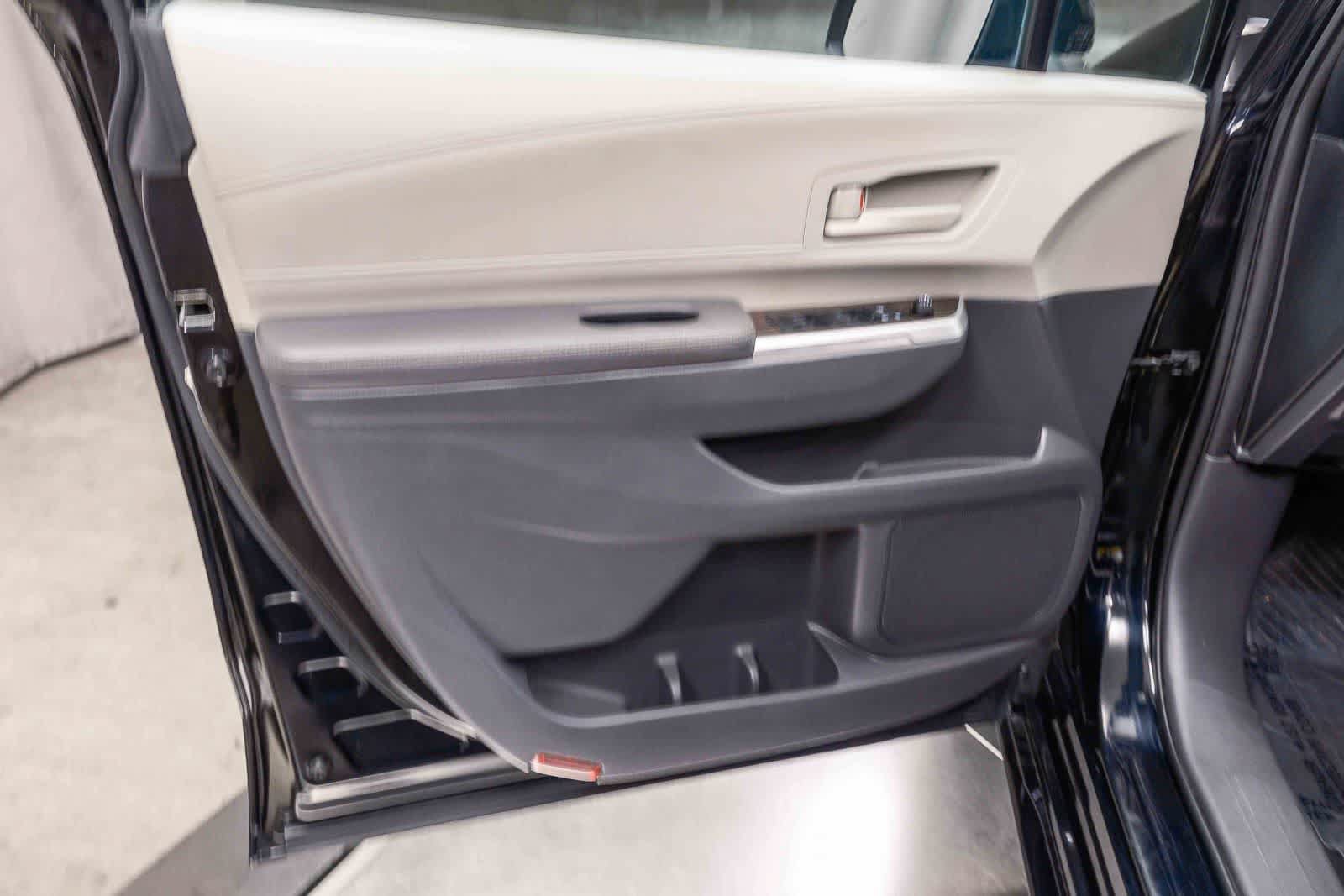 Used 2022 Toyota Sienna LE FWD image 26