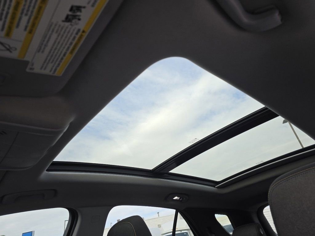 Used 2018 Chevrolet Equinox LT w/ Sun & Infotainment Package image 3