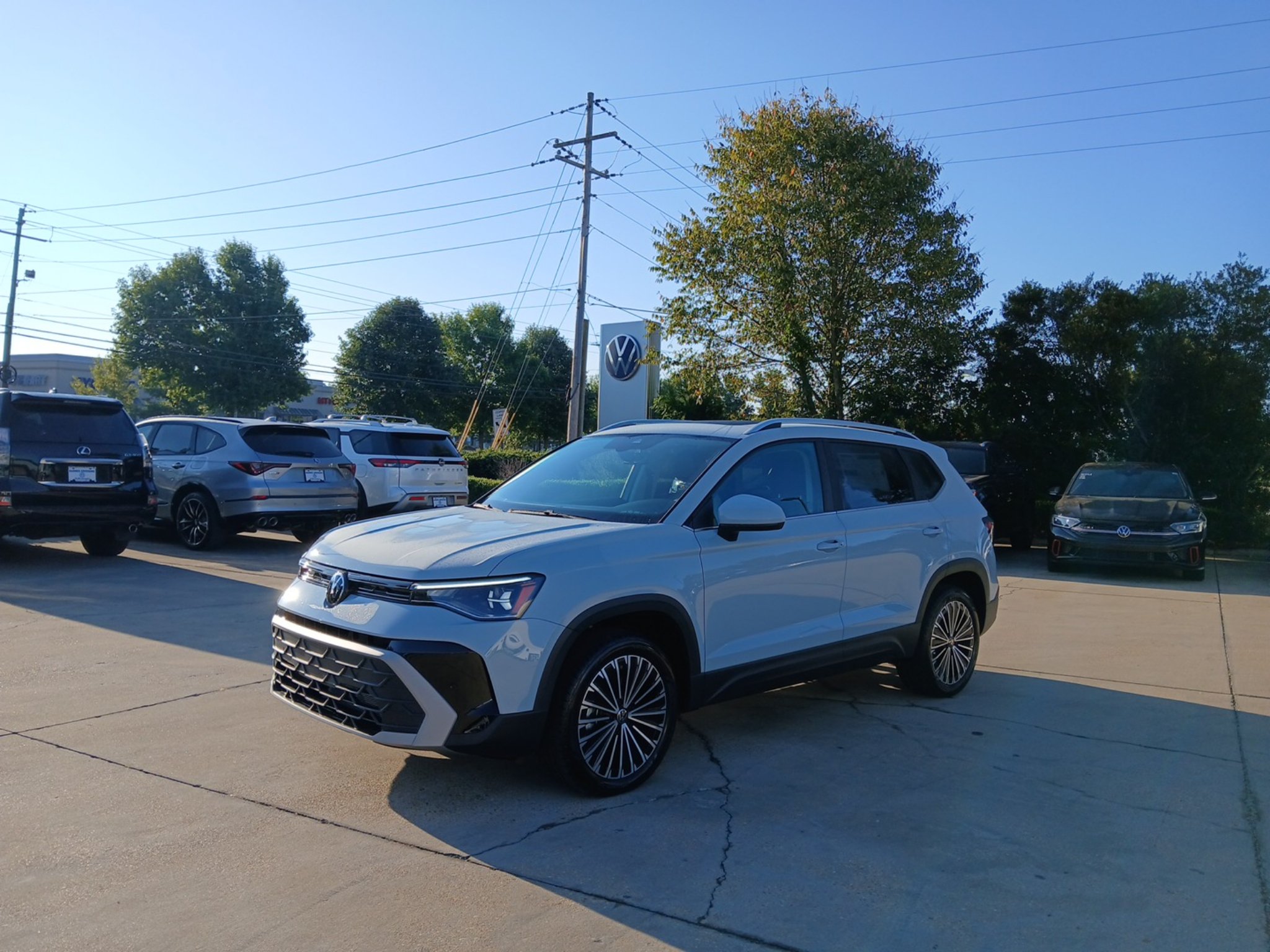 New 2027 Volkswagen Taos SE FWD image 3