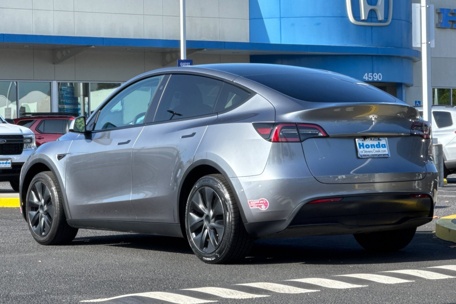 Used 2024 Tesla Model Y Long Range RWD image 3