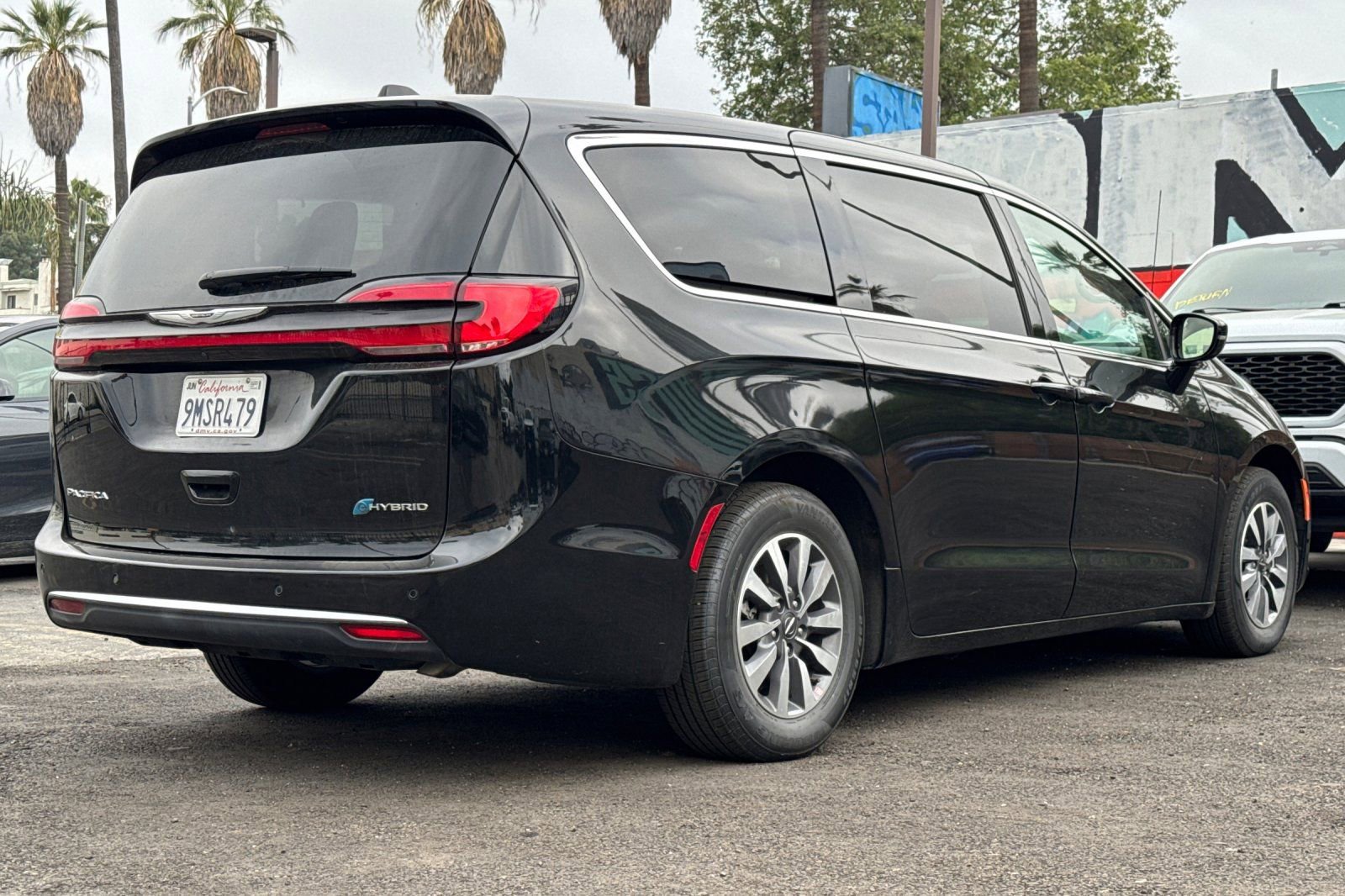 Used 2024 Chrysler Pacifica Select image 5