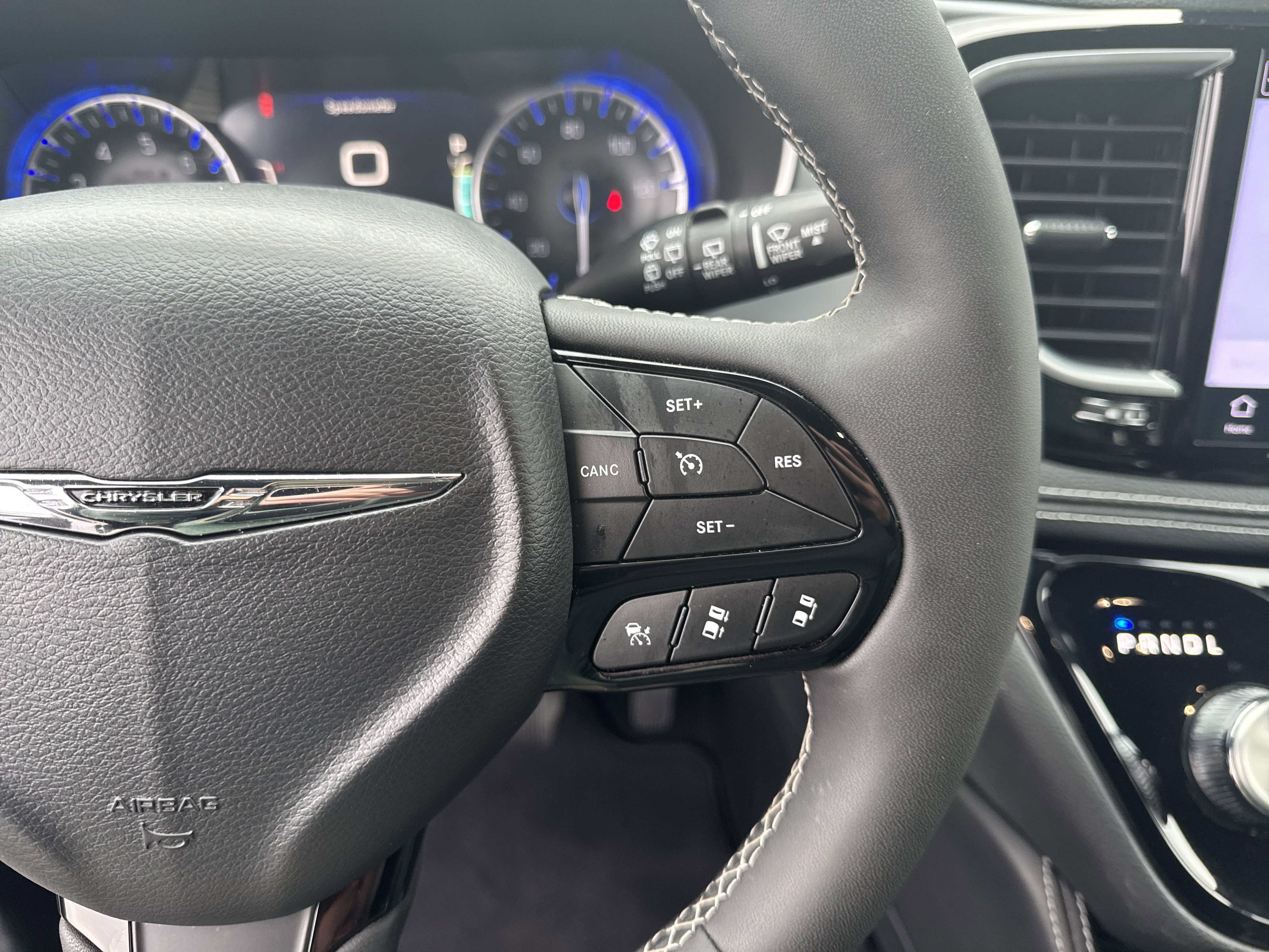 Used 2025 Chrysler Pacifica Limited image 23