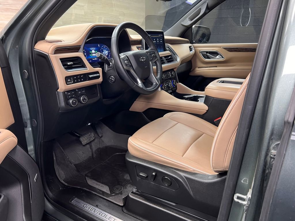 Used 2024 Chevrolet Suburban Premier w/ Premium Package 2 AWD/4WD image 3