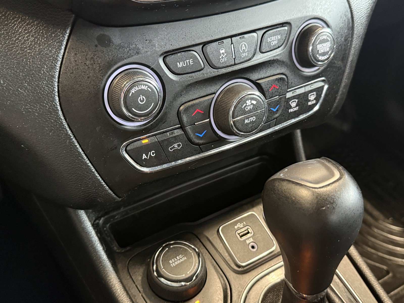 Used 2019 Jeep Cherokee Limited AWD/4WD image 15