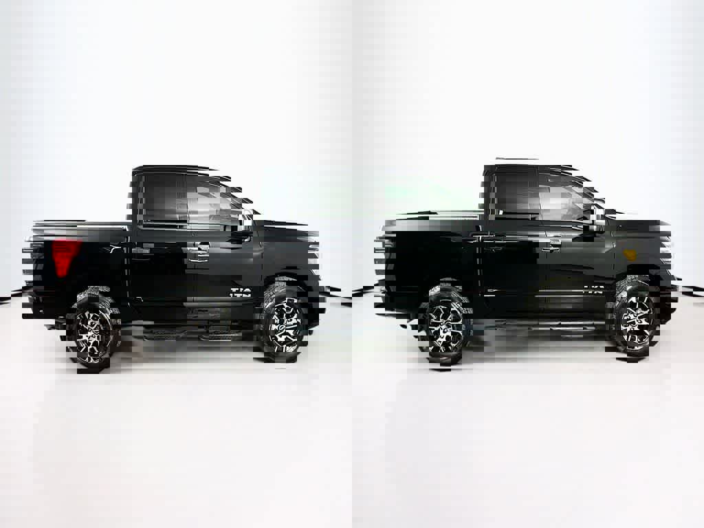 Used 2024 Nissan Titan SV w/ SV Convenience Package image 26