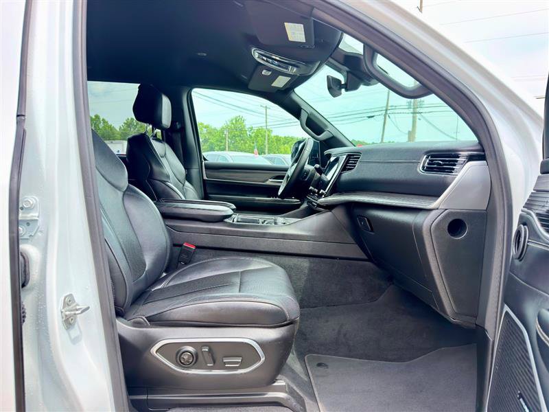 Used 2024 Jeep Wagoneer L Series II RWD image 31