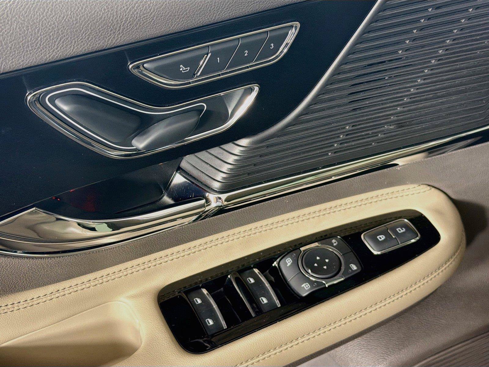 Used 2021 Lincoln Corsair AWD w/ Premium Package image 24
