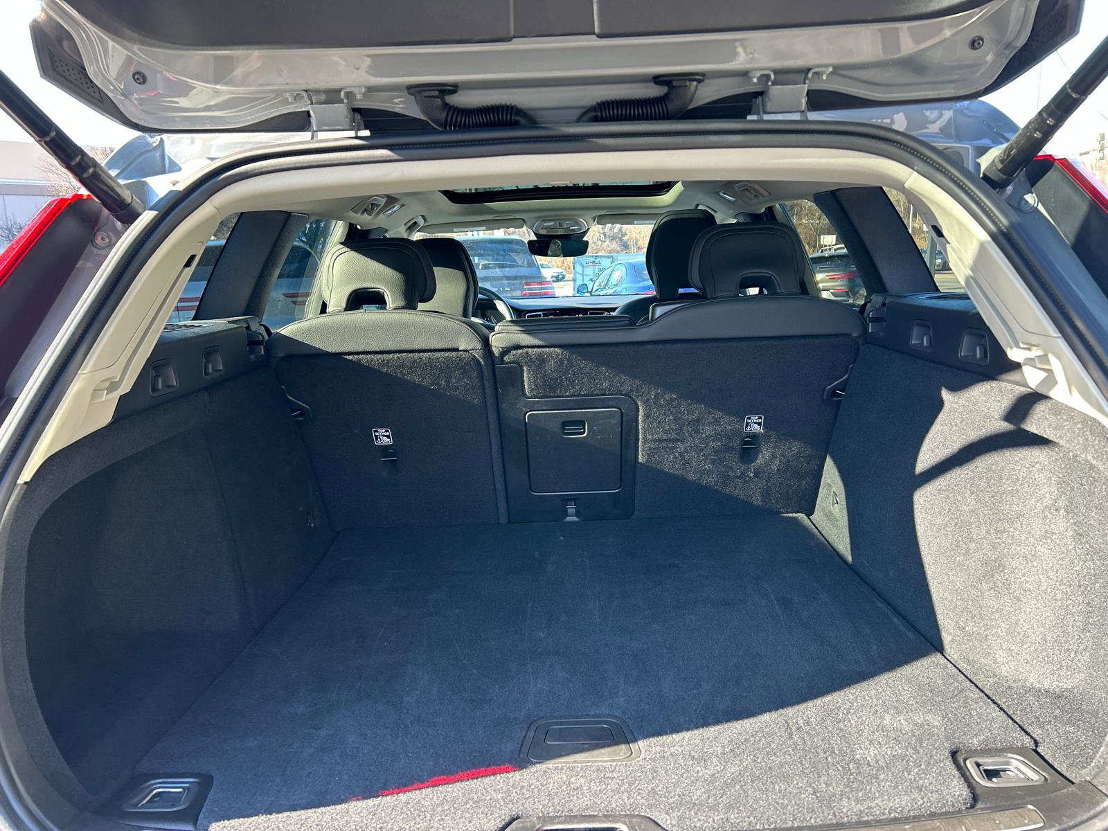 Used 2025 Volvo V60 B5 Cross Country Plus image 25