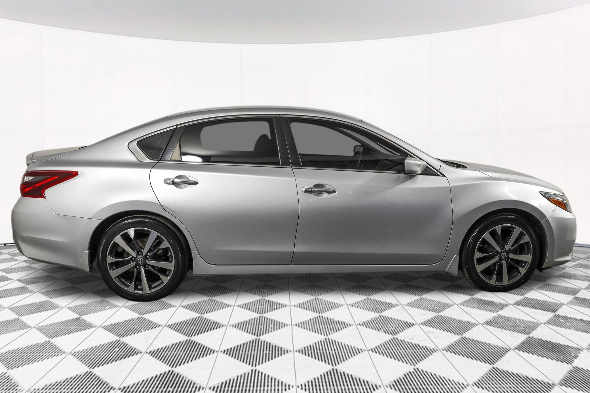 Used 2017 Nissan Altima 2.5 SR FWD image 12