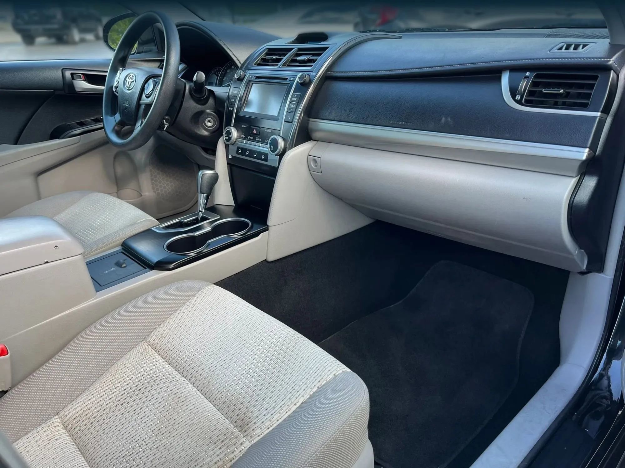 Used 2014 Toyota Camry LE FWD image 8