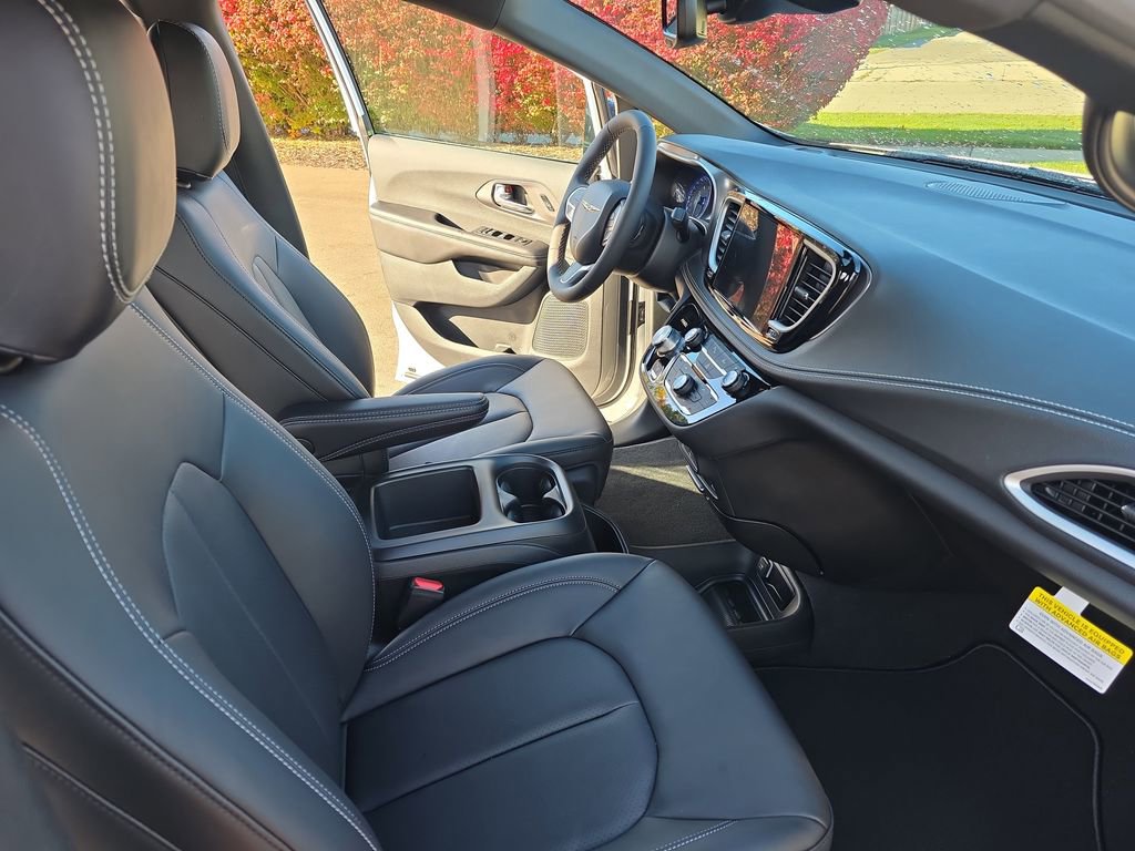 New 2026 Chrysler Pacifica Select image 10