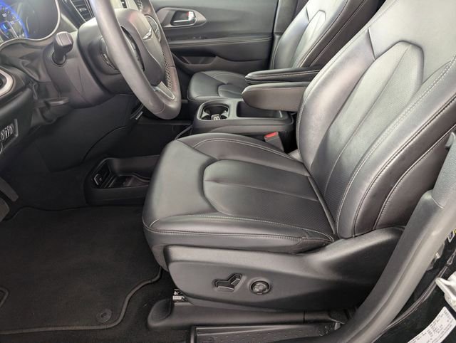 Used 2025 Chrysler Pacifica Select image 13
