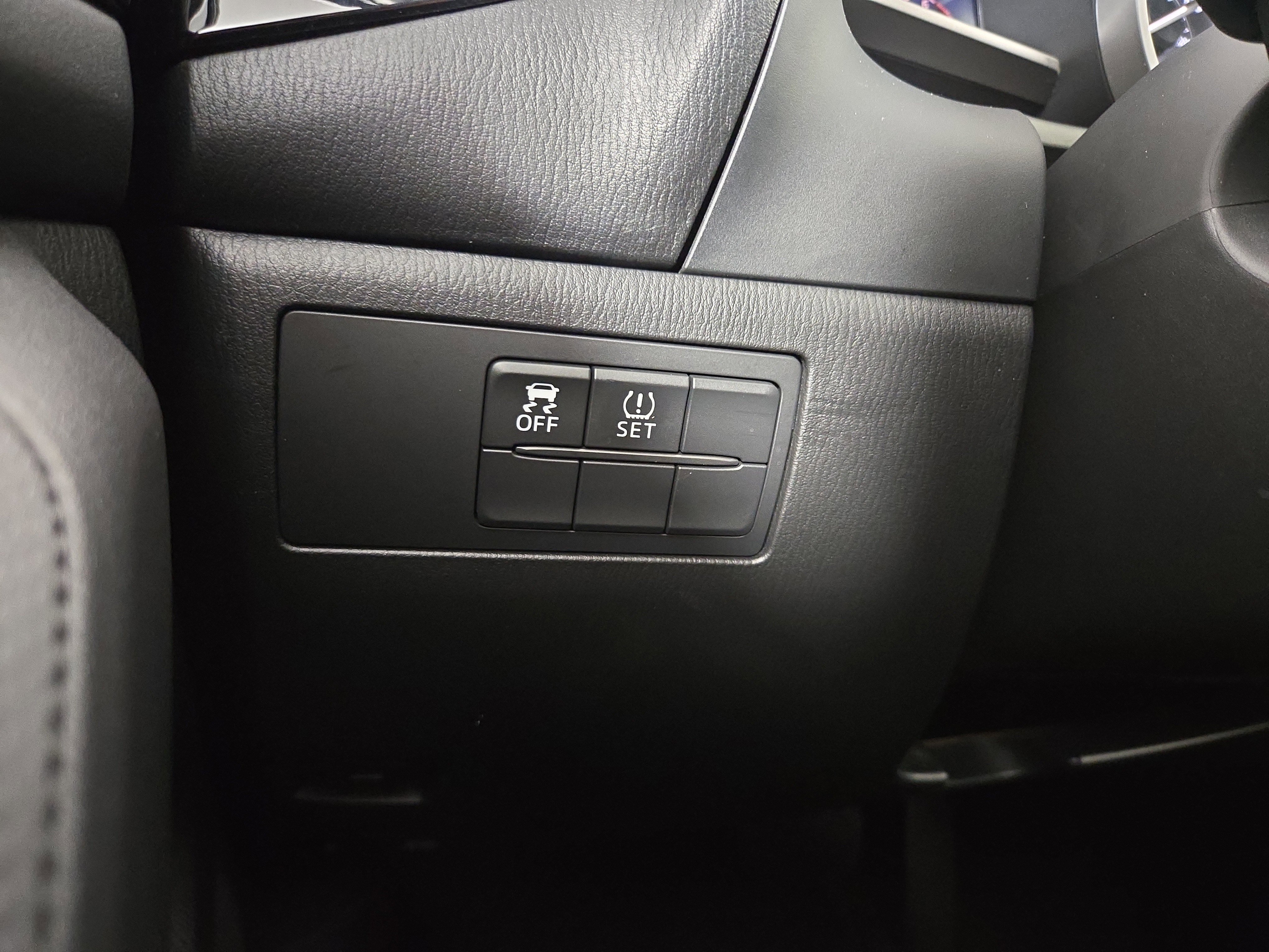 Used 2014 MAZDA MAZDA3 i Sport image 26