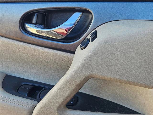 Used 2015 Nissan Rogue SV image 6