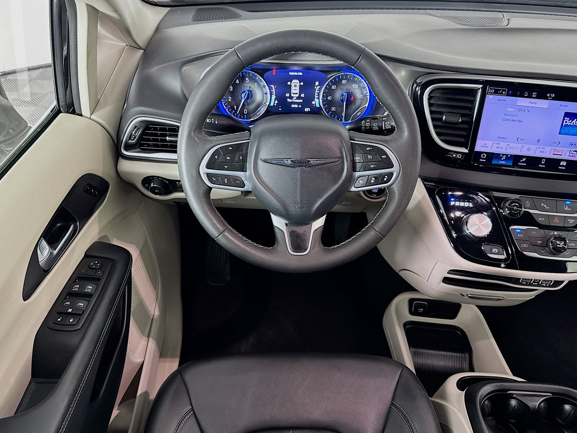 Used 2024 Chrysler Pacifica Touring-L FWD image 16
