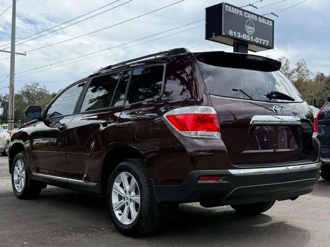 Used 2012 Toyota Highlander SE w/ Tow Pkg image 4