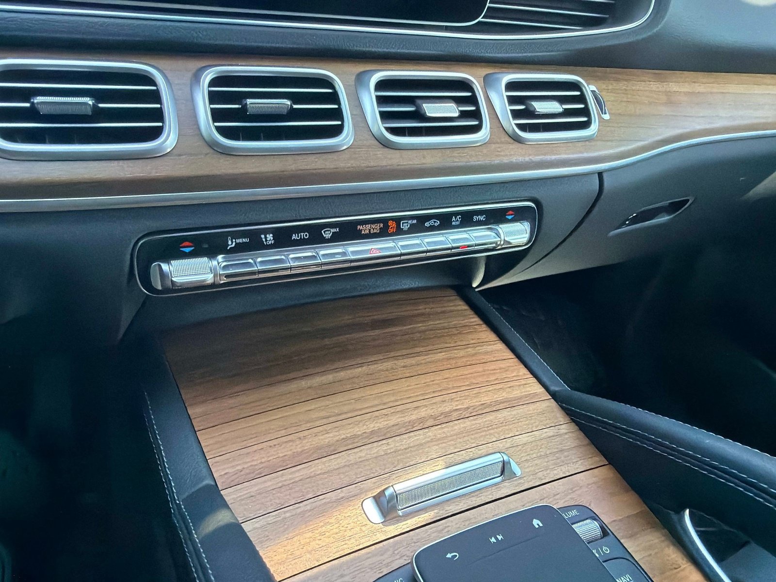 Certified 2025 Mercedes-Benz GLE 350 4MATIC w/ Winter Package image 24