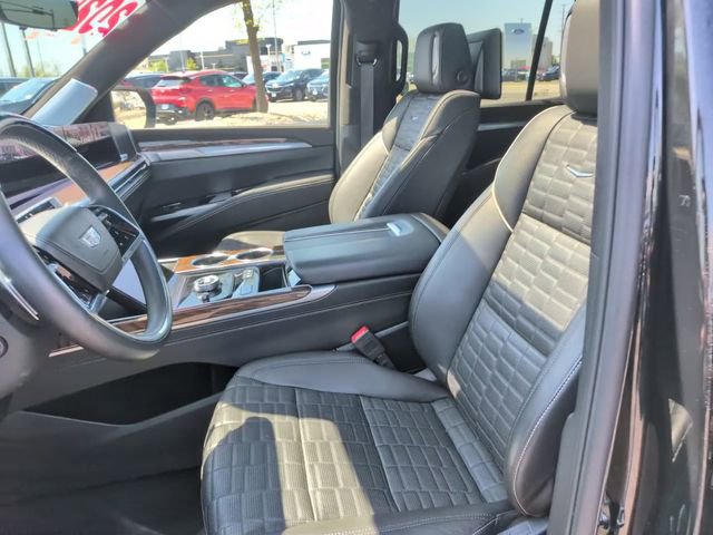Used 2025 Cadillac Escalade Premium Luxury Platinum AWD/4WD image 16