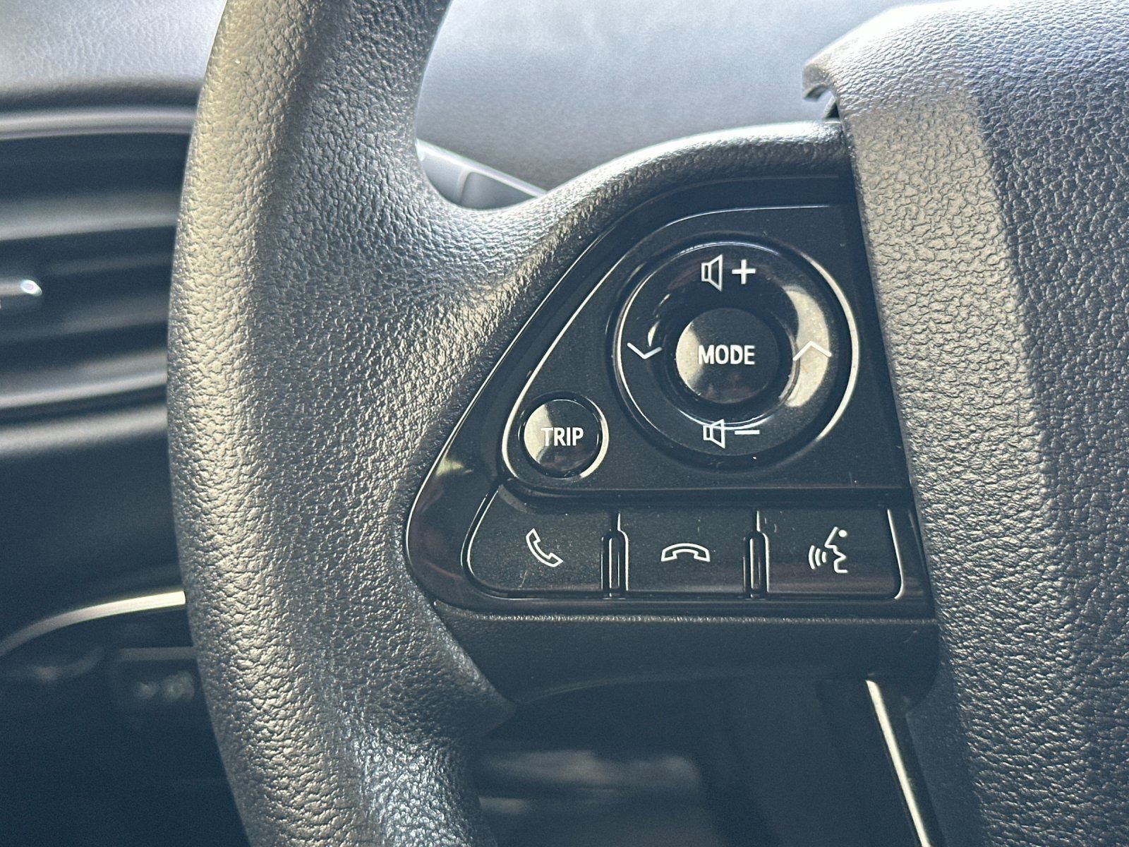 Used 2020 Toyota Prius LE image 27