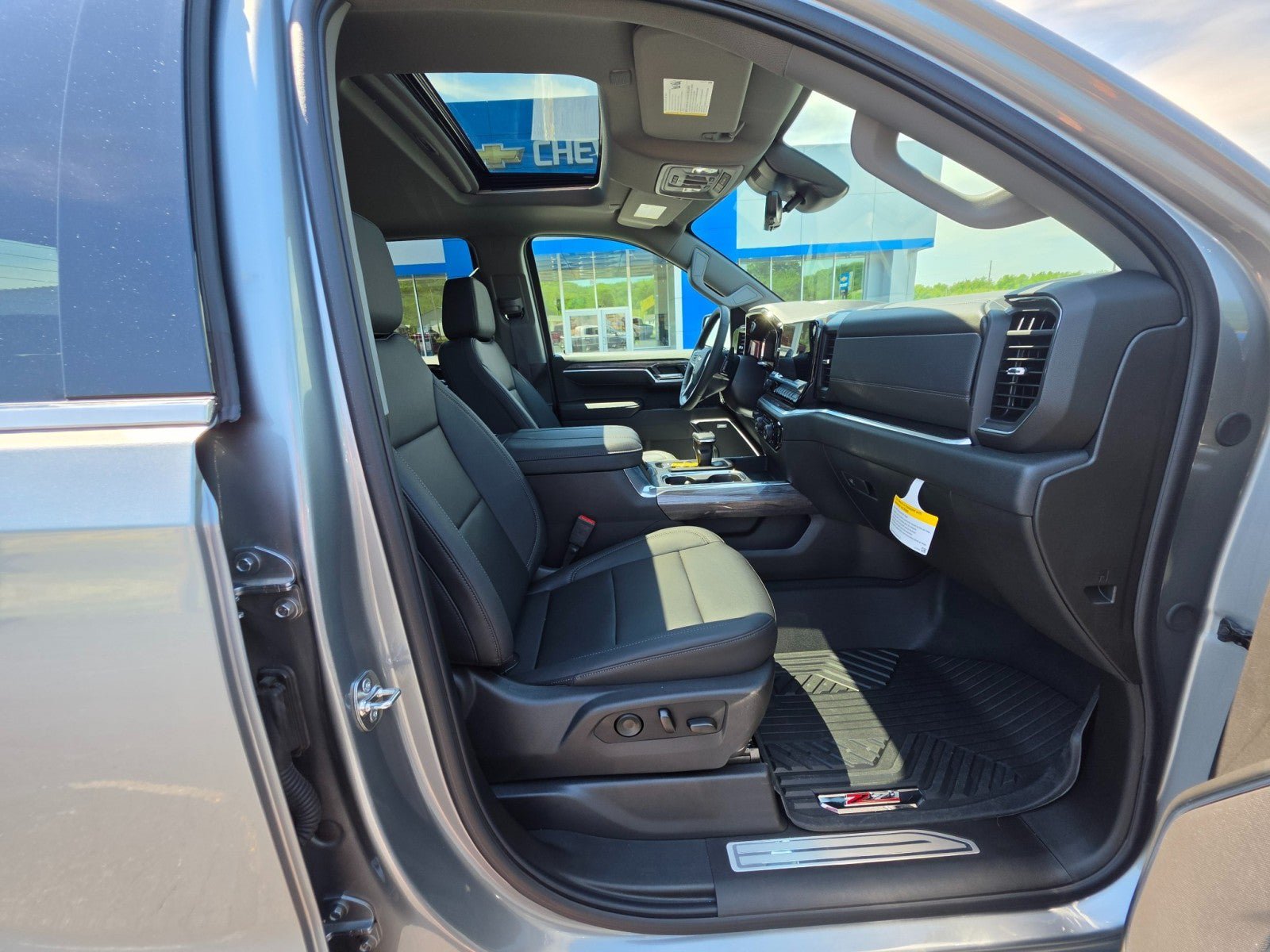 Used 2025 Chevrolet Silverado 1500 LTZ w/ LTZ Premium Package AWD/4WD image 15