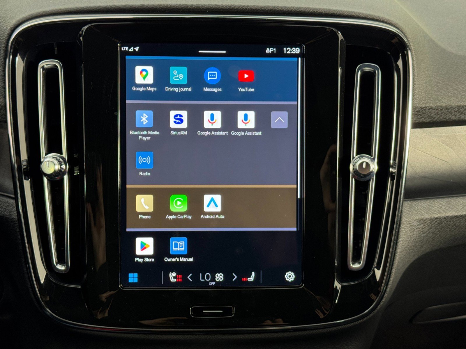 Used 2023 Volvo C40 P8 Recharge Ultimate image 26