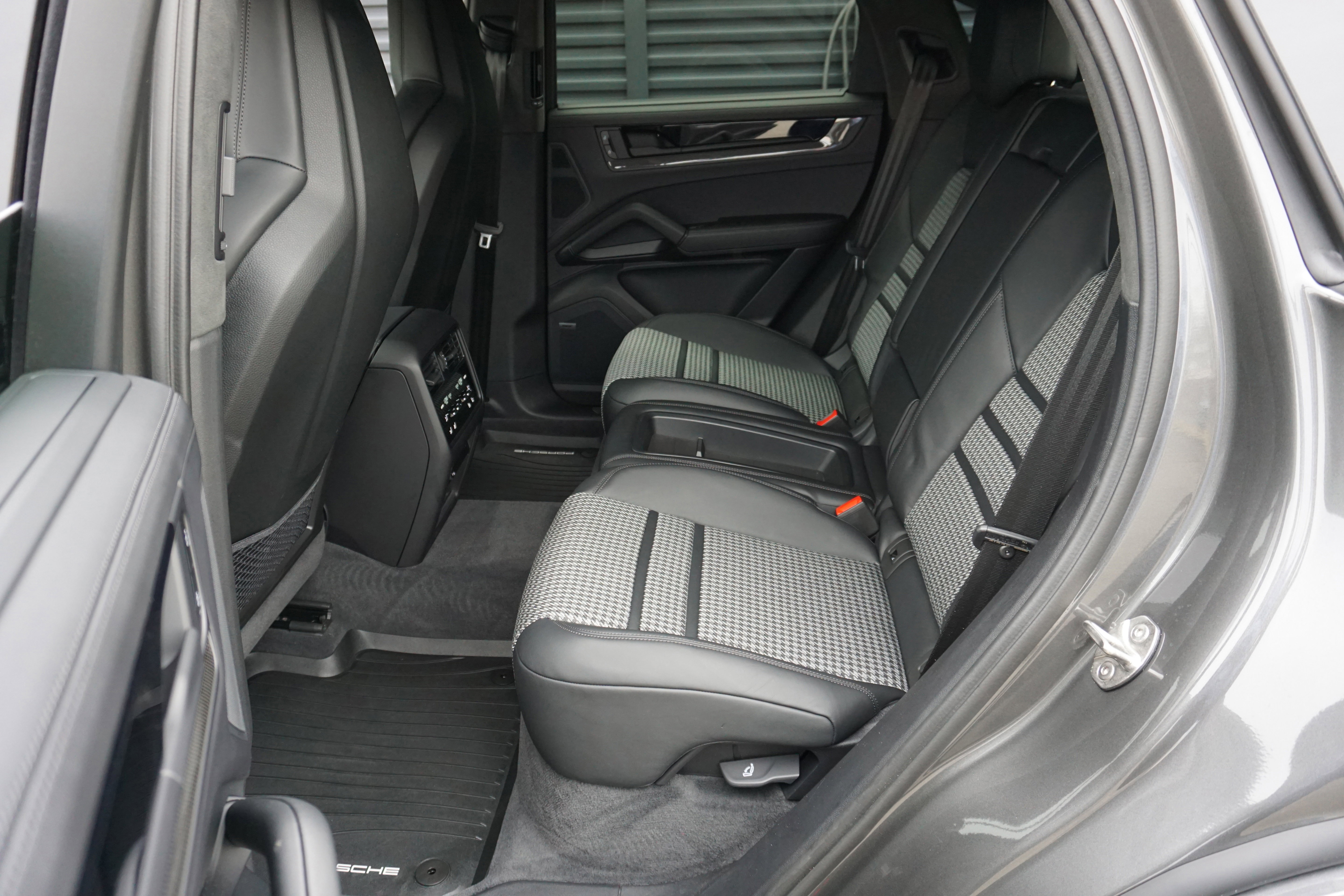 Certified 2025 Porsche Cayenne GTS image 18