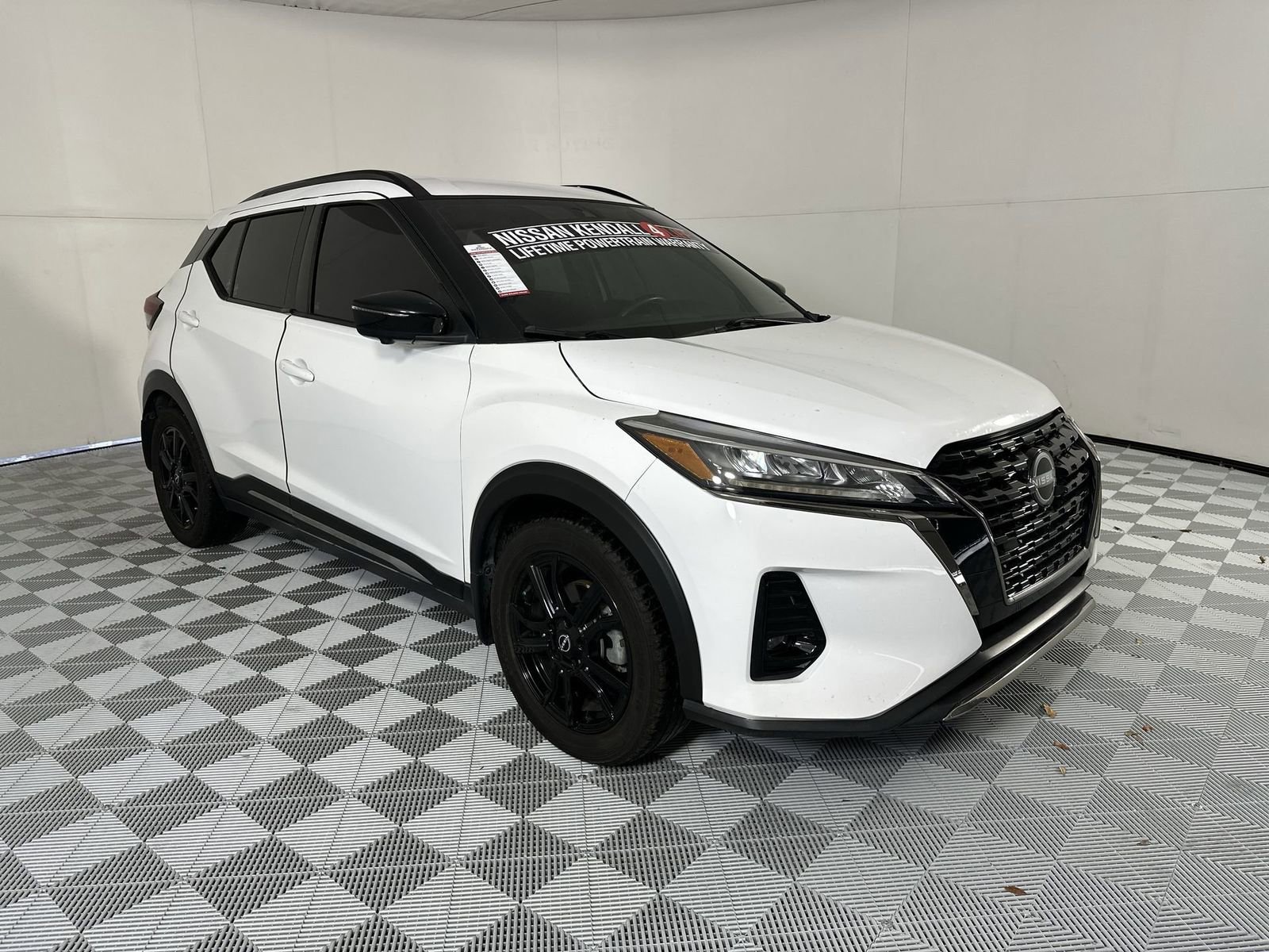 Used 2023 Nissan Kicks SR image 2