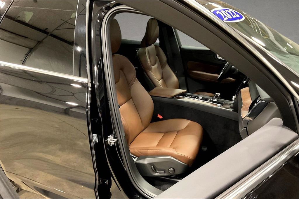 Used 2022 Volvo XC60 B5 Momentum w/ Climate Package image 28