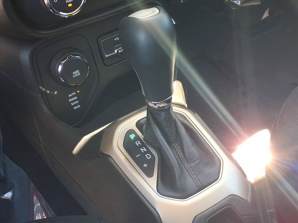 Used 2016 Jeep Renegade Latitude AWD/4WD image 9