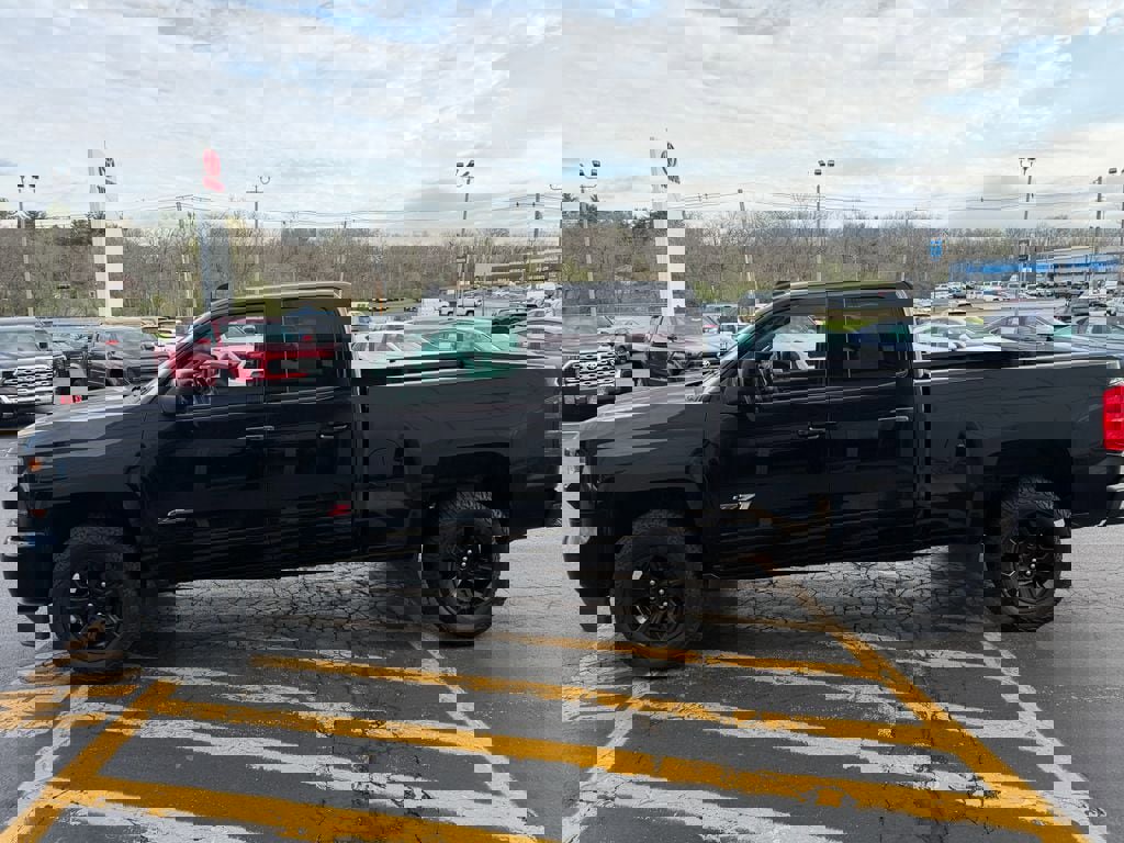 Used 2018 Chevrolet Silverado 1500 LT w/ Midnight Edition image 8