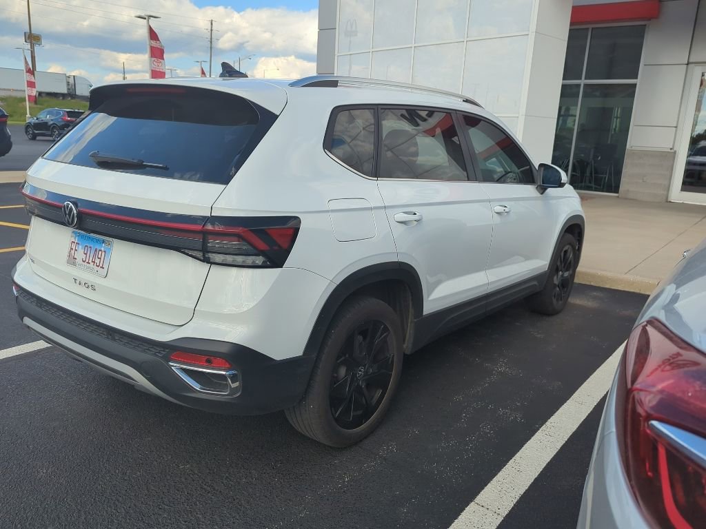Used 2025 Volkswagen Taos SE w/ Panoramic Sunroof Package FWD image 4