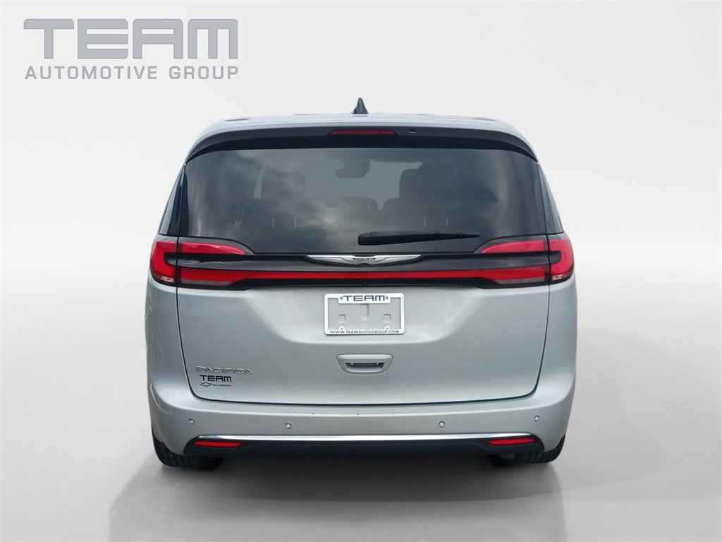 Used 2024 Chrysler Pacifica Touring-L image 6