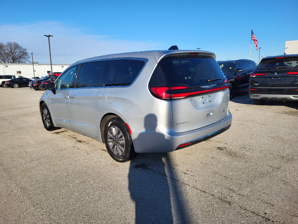 Used 2024 Chrysler Pacifica Select image 11