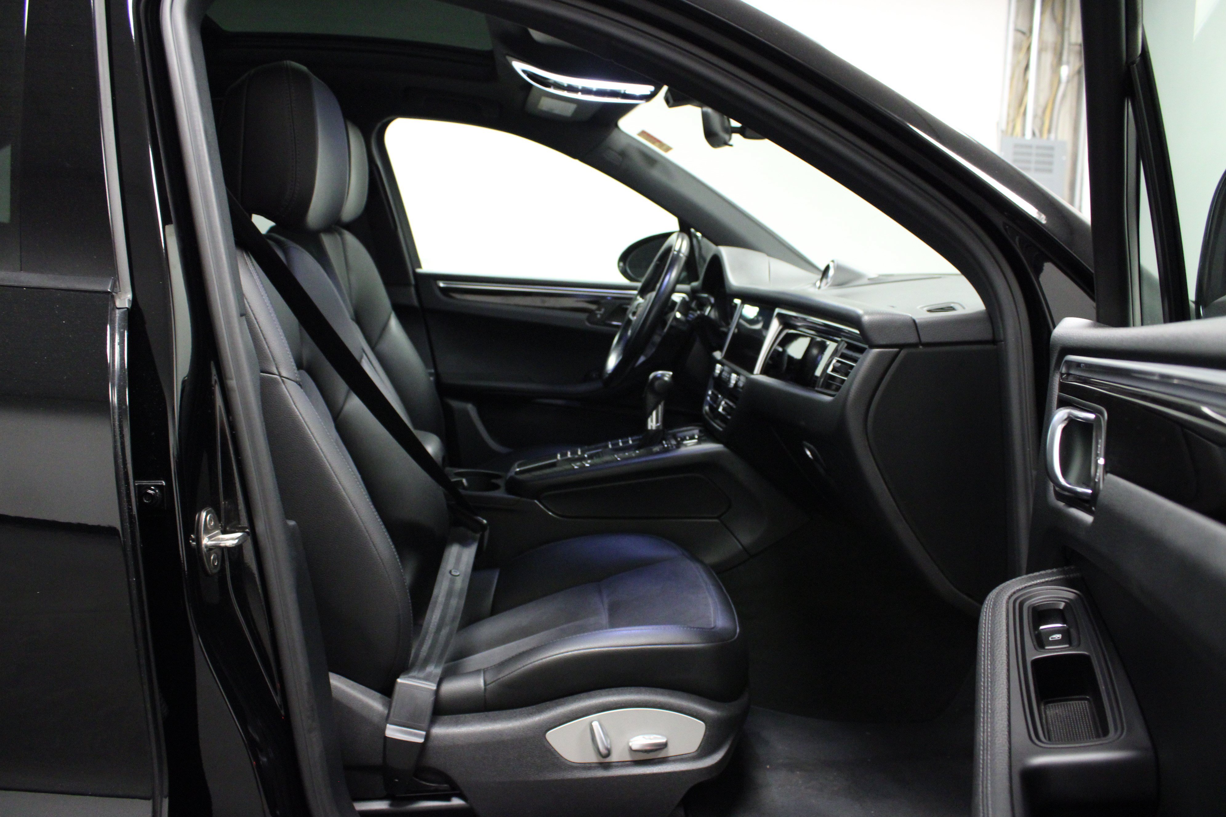 Used 2021 Porsche Macan AWD/4WD image 16