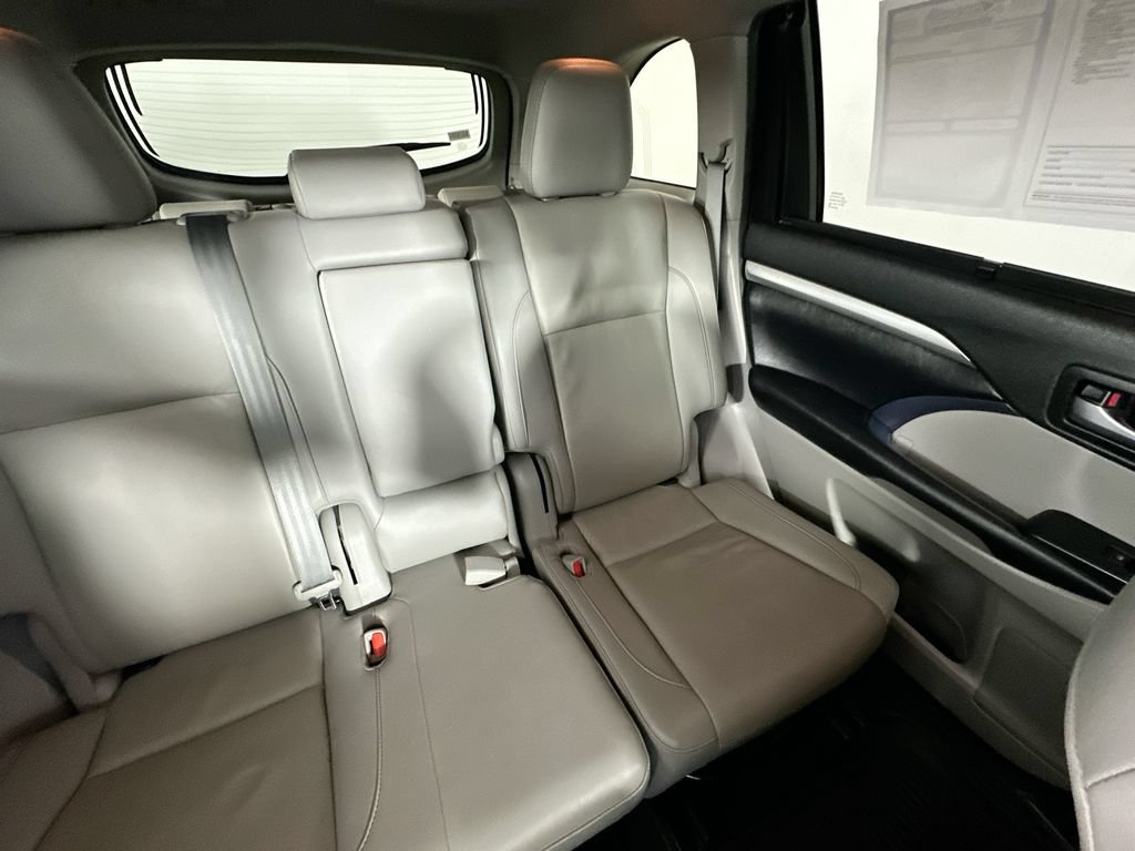 Used 2019 Toyota Highlander XLE AWD/4WD image 14
