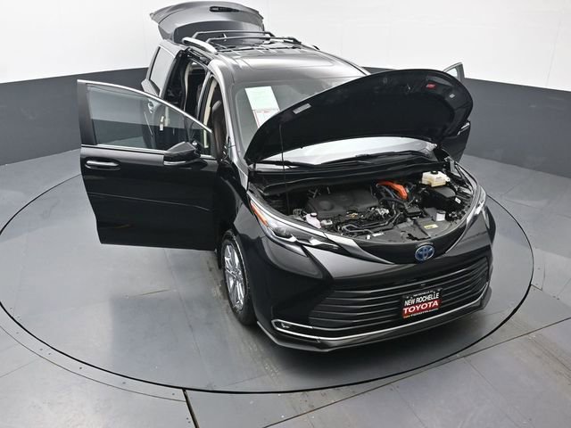 Certified 2024 Toyota Sienna Platinum image 64