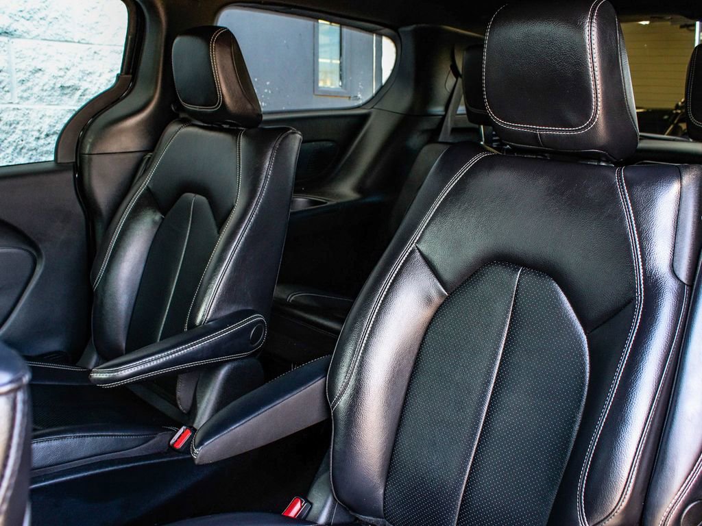 Used 2022 Chrysler Pacifica Touring-L w/ Uconnect Theater Family Group image 32