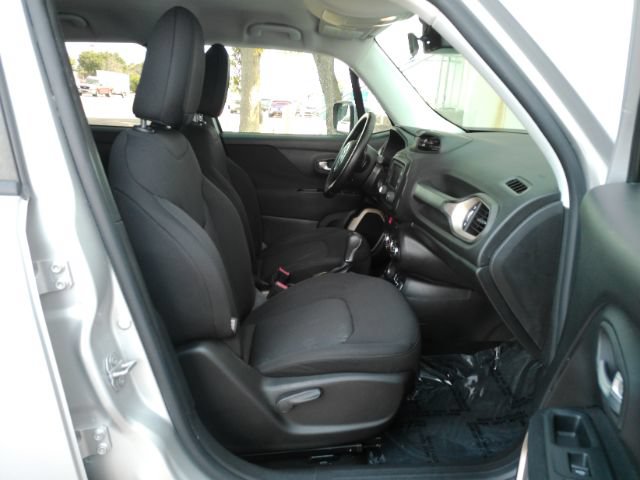 Used 2017 Jeep Renegade Latitude w/ Cold Weather Group AWD/4WD image 17