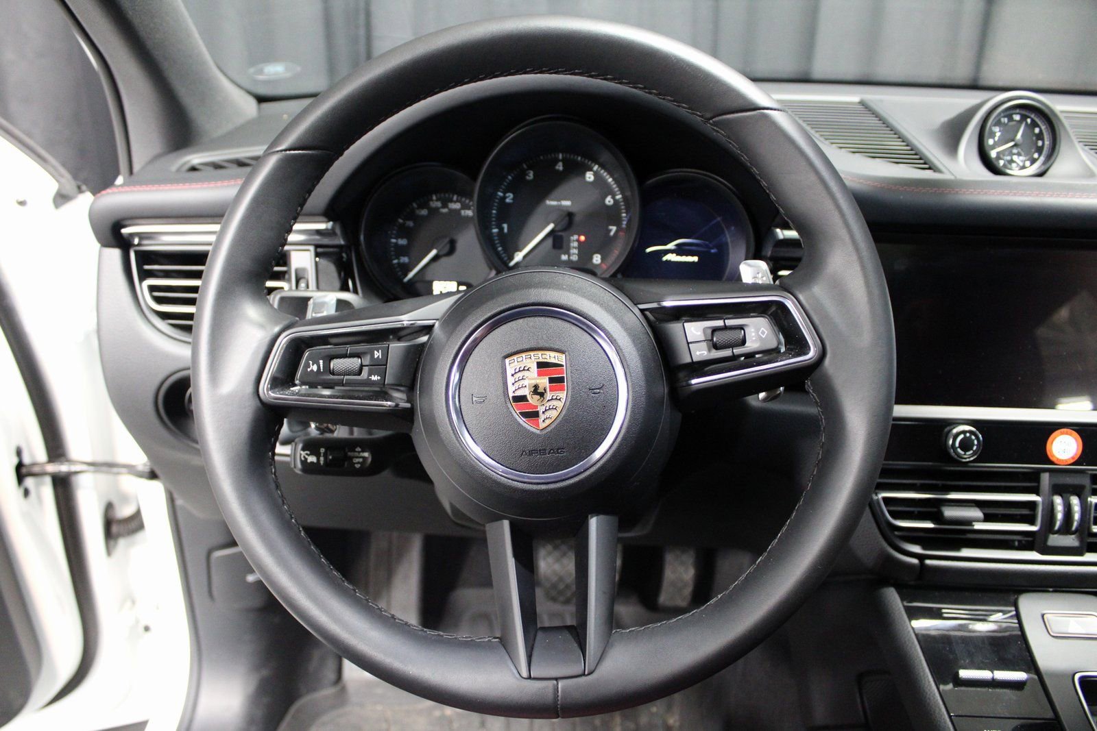 Certified 2025 Porsche Macan image 32