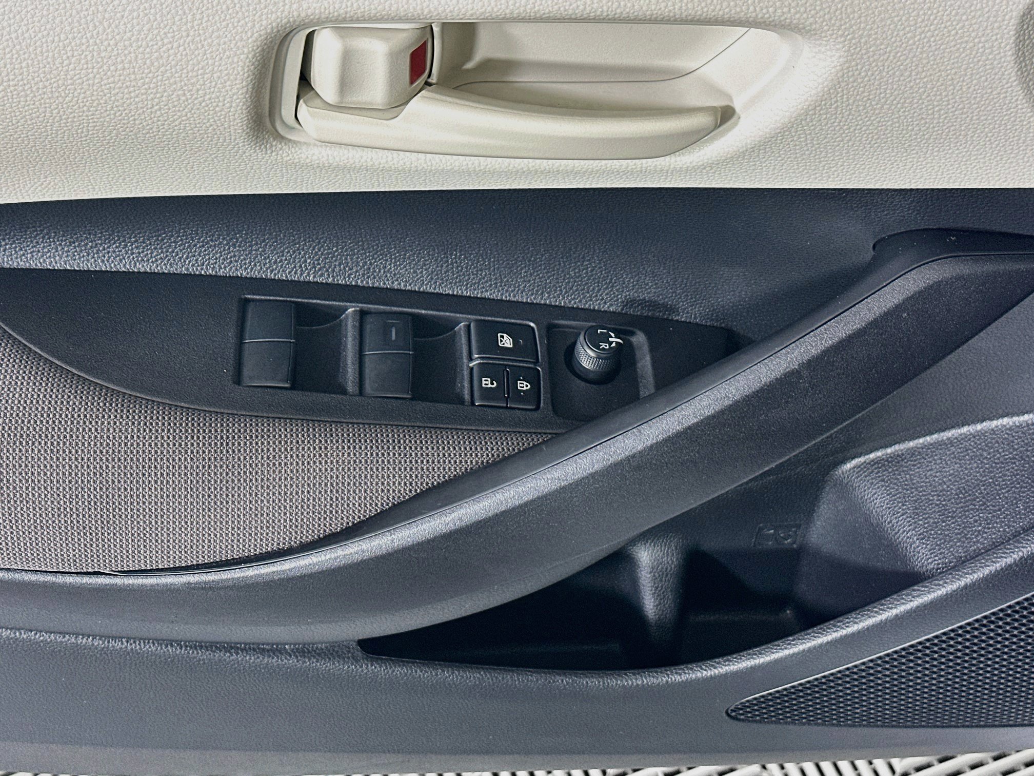 Certified 2025 Toyota Corolla LE FWD image 14