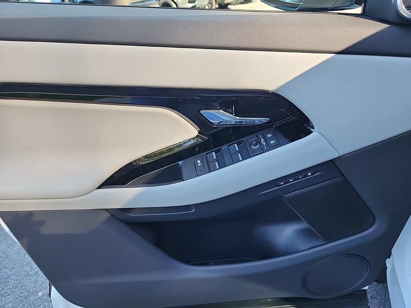 Used 2025 Land Rover Range Rover Evoque Dynamic SE image 24