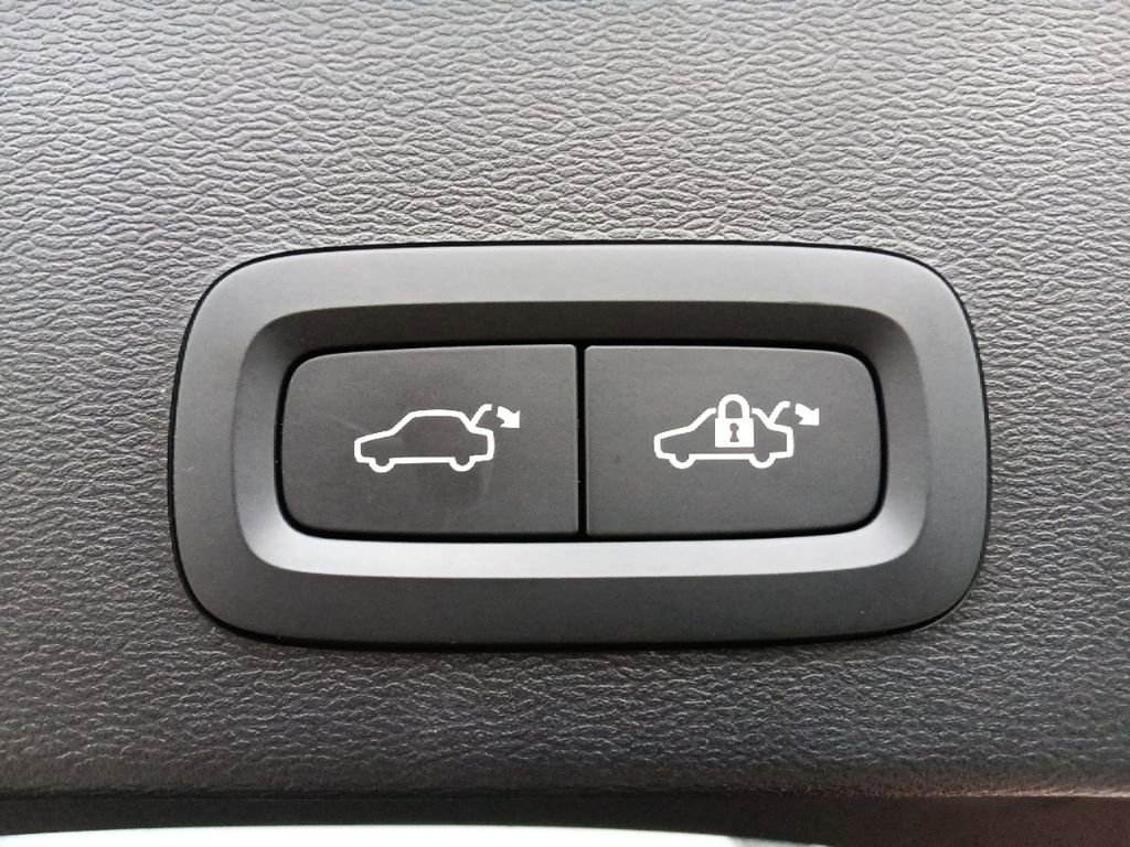 Used 2023 Volvo XC40 B5 Plus w/ Driver Assist Package image 33