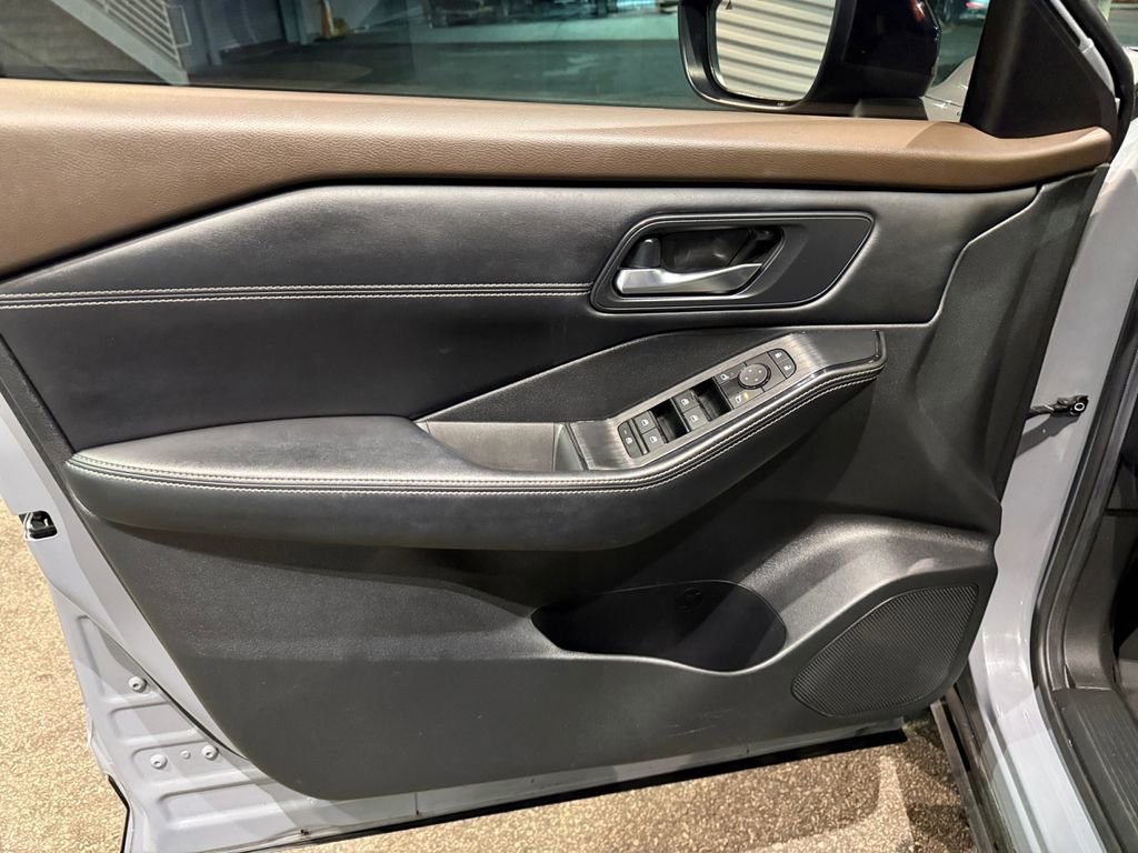 Used 2023 Nissan Rogue SV w/ SV Premium B Package image 15