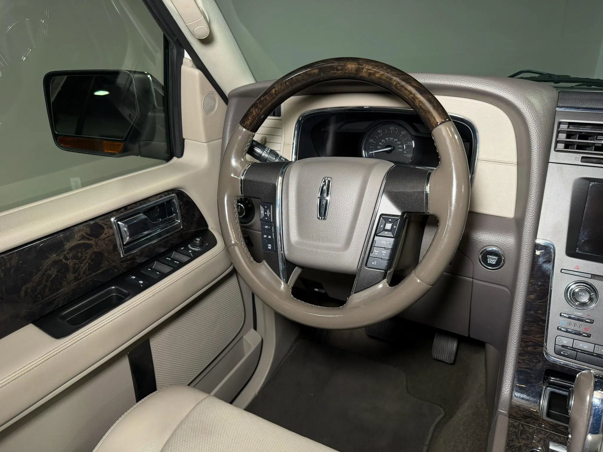 Used 2017 Lincoln Navigator Select RWD image 7