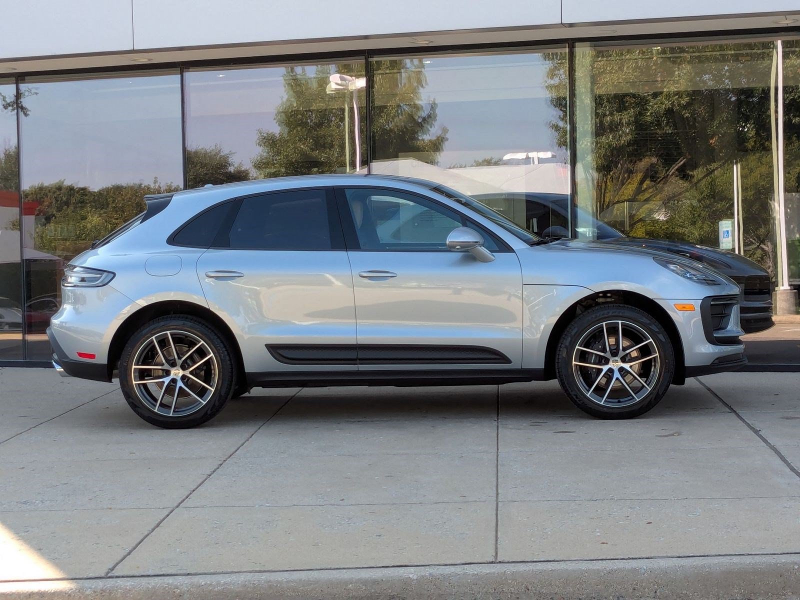 Certified 2026 Porsche Macan AWD/4WD image 8